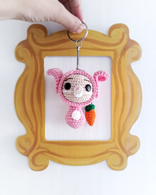 Chaveiro Chandler Bing de Coelho Amigurumi