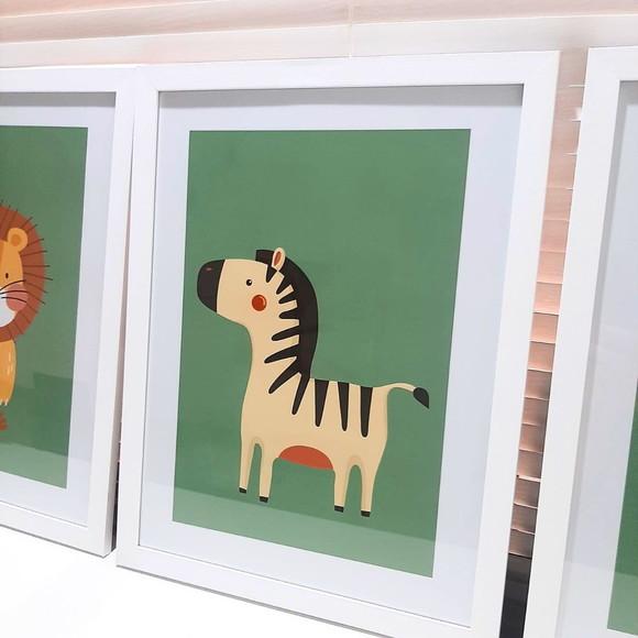 Kit Quadros Safari Verde Leão Zebra Girafa Moldura 33x43 cm