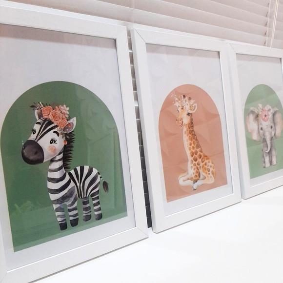 Quadros Safari Menina Girafa Elefante Moldura c/ Vidro 23x33