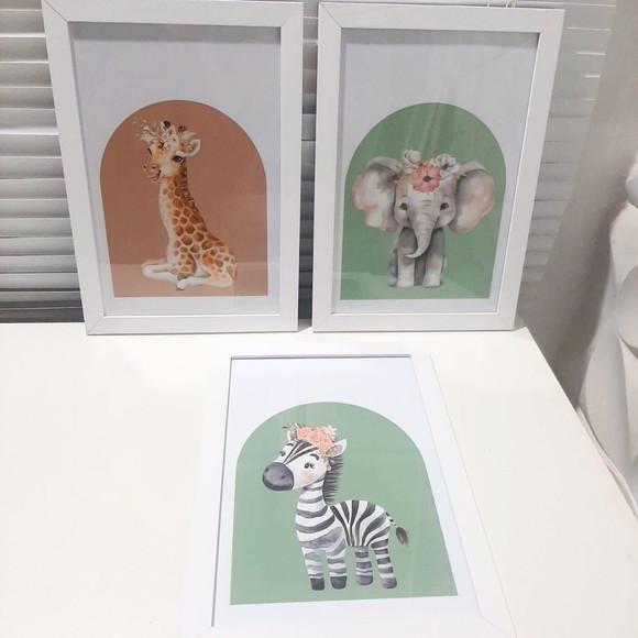 Quadros Safari Menina Girafa Elefante Moldura c/ Vidro 23x33