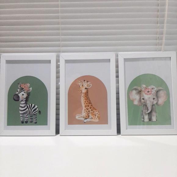 Quadros Safari Menina Girafa Elefante Moldura c/ Vidro 23x33