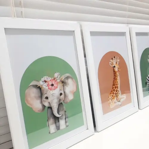 Quadros Safari Menina Girafa Elefante Moldura c/ Vidro 23x33