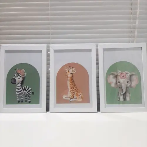 Quadros Safari Menina Girafa Elefante Moldura c/ Vidro 23x33