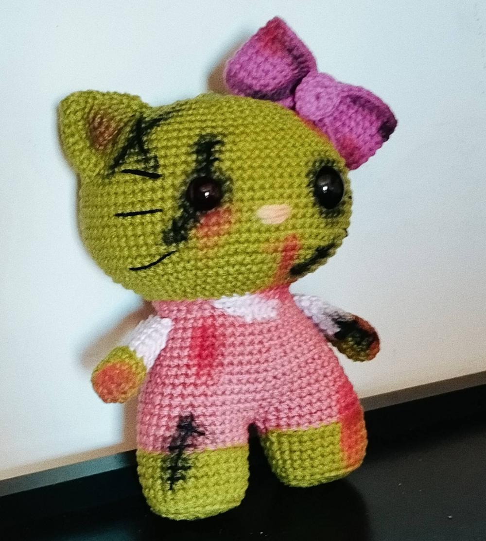 Hello Kitty Zumbi de Crochê Amigurumi