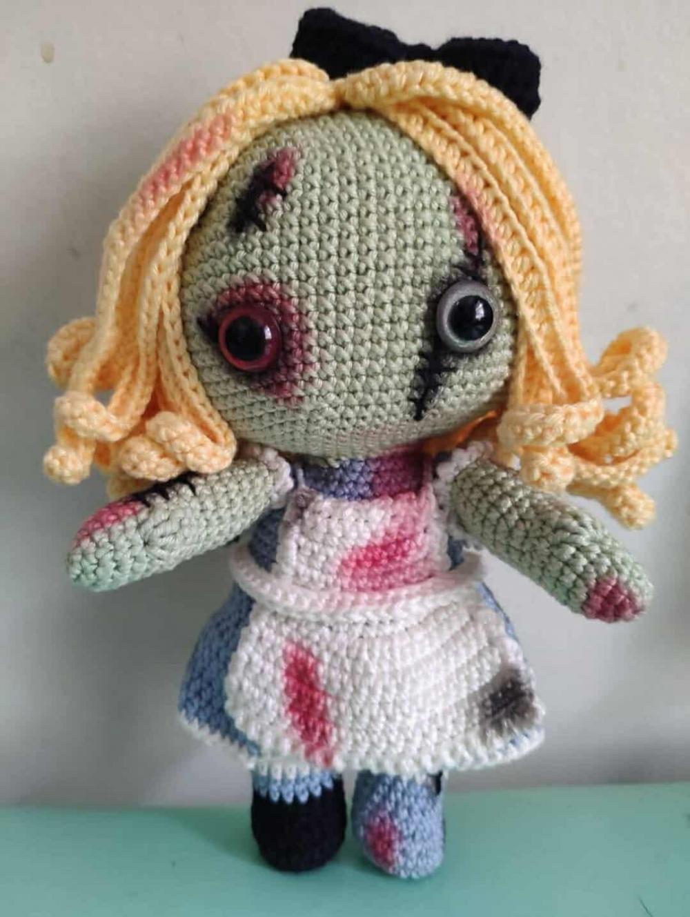 Alice no País das Maravilhas Zumbi em Crochê / Amigurumi