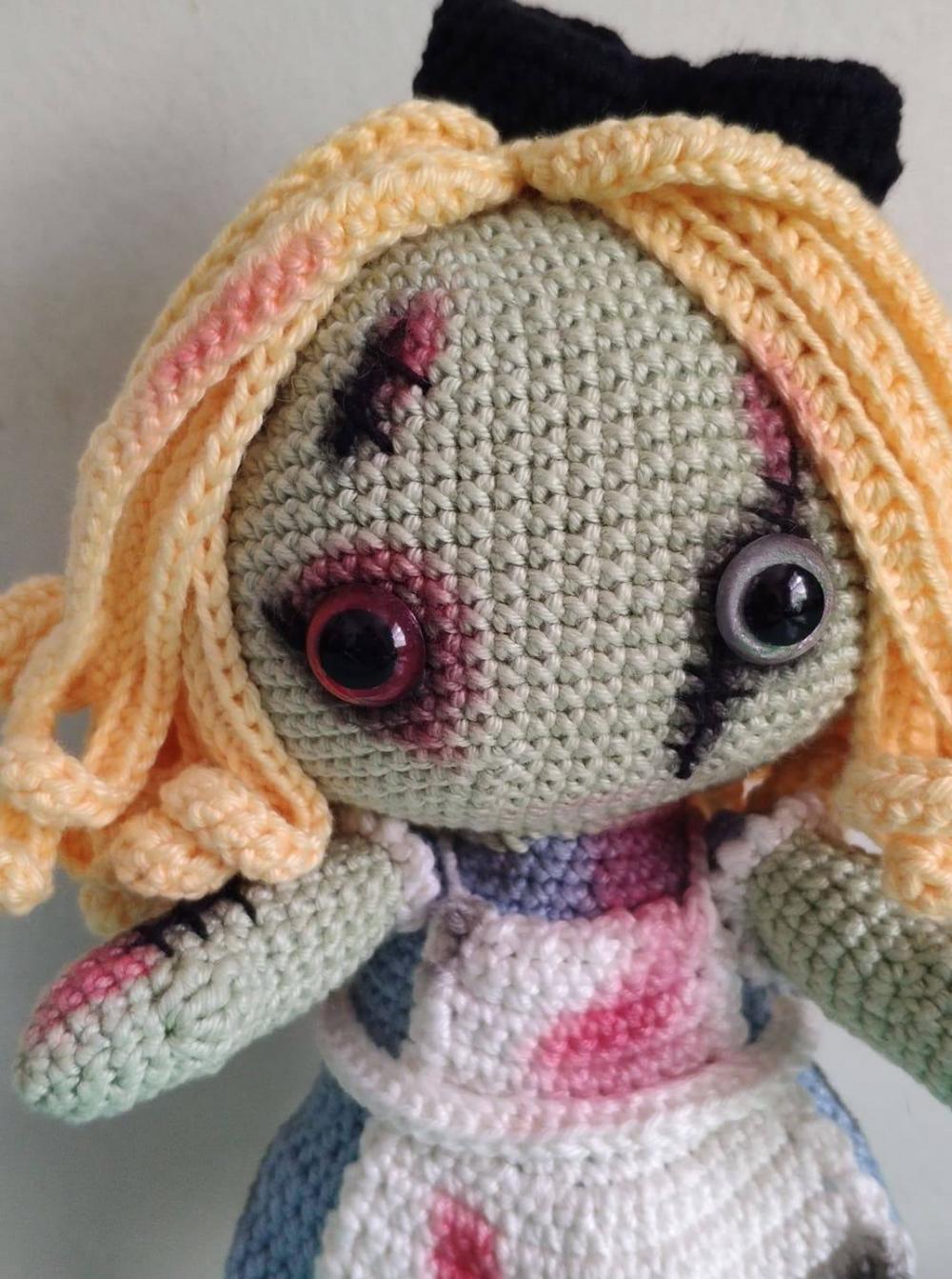 Alice no País das Maravilhas Zumbi em Crochê / Amigurumi