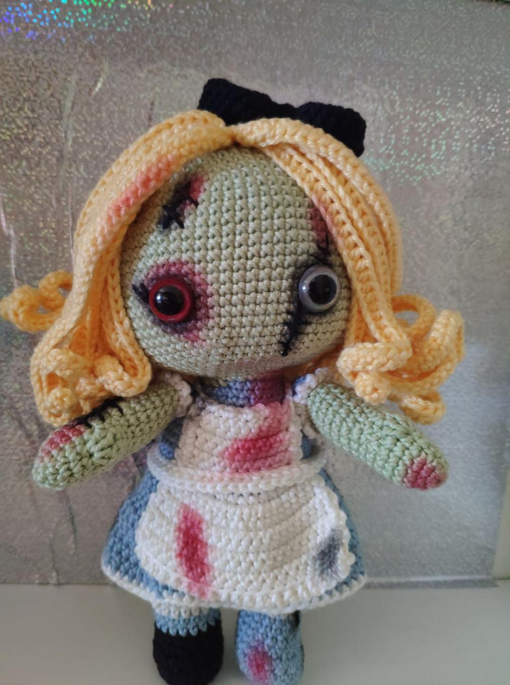Alice no País das Maravilhas Zumbi em Crochê / Amigurumi