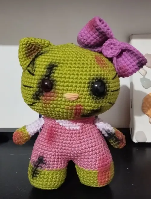 Hello Kitty Zumbi de Crochê Amigurumi