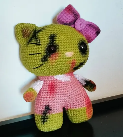Hello Kitty Zumbi de Crochê Amigurumi