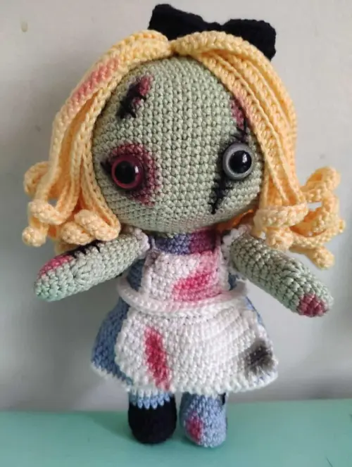 Alice no País das Maravilhas Zumbi em Crochê / Amigurumi