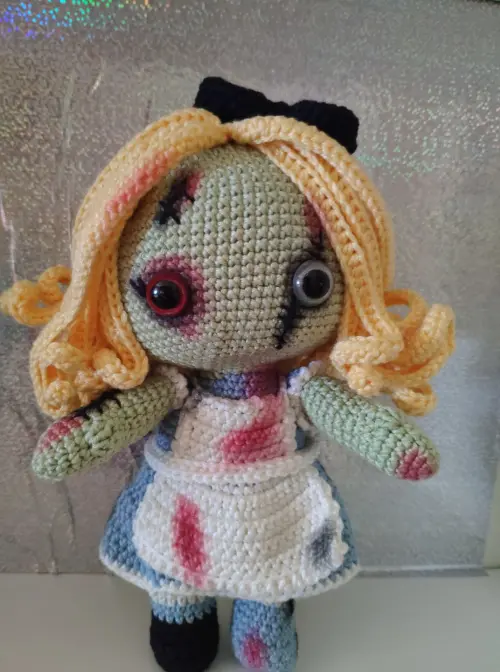 Alice no País das Maravilhas Zumbi em Crochê / Amigurumi