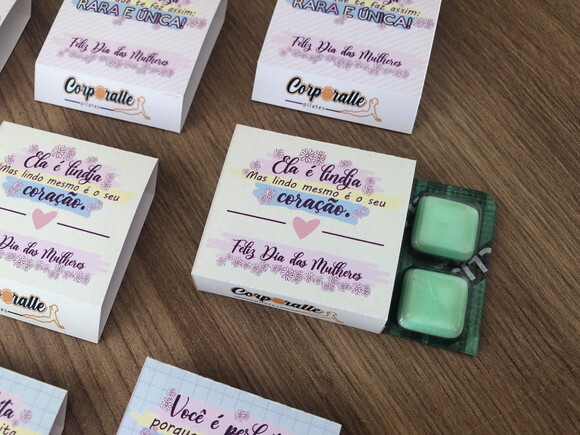 Chiclé com Capa Dia Internacional das Mulheres