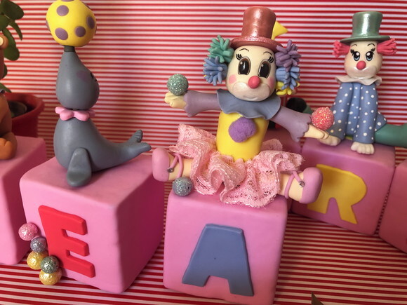 Cubo com Letra Circo rosa biscuit