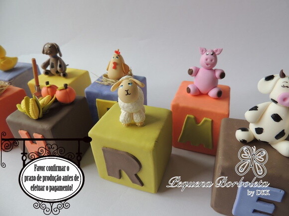 Cubo com letra Fazendinha biscuit