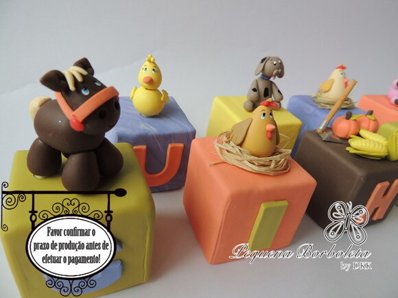 Cubo com letra Fazendinha biscuit