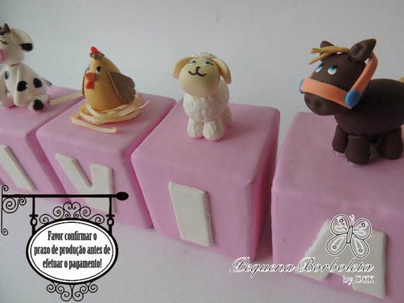Cubo com letra Fazendinha rosa biscuit
