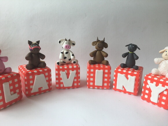 Cubo com letra Fazendinha xadrez biscuit