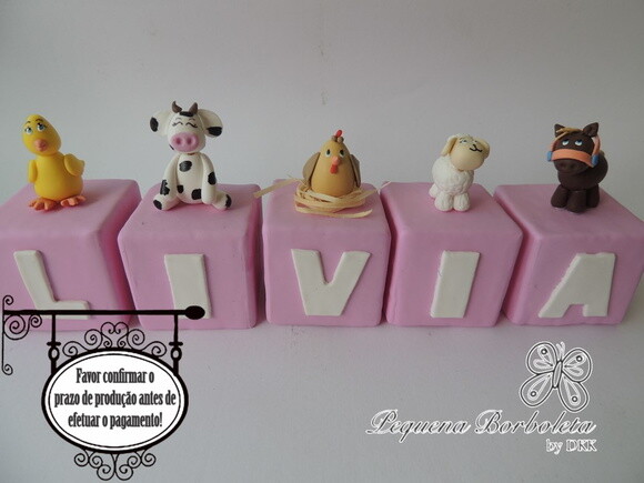 Cubo com letra Fazendinha rosa biscuit