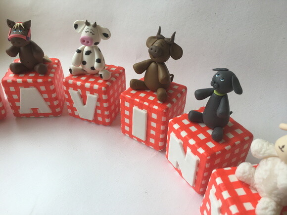 Cubo com letra Fazendinha xadrez biscuit