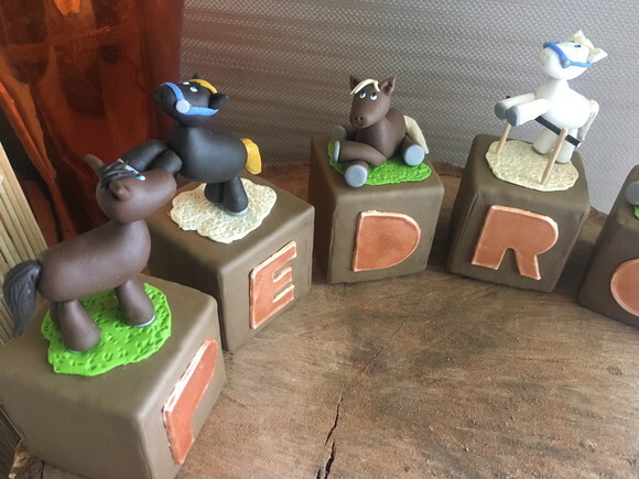 Cubo com letra Haras biscuit