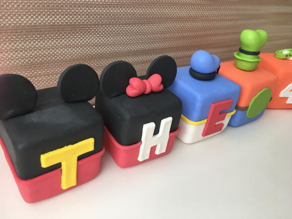 Cubo com letra Mickey e seus amigos biscuit