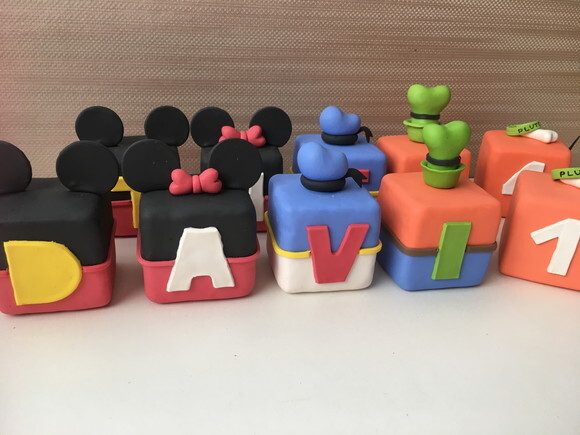 Cubo com letra Mickey e seus amigos biscuit