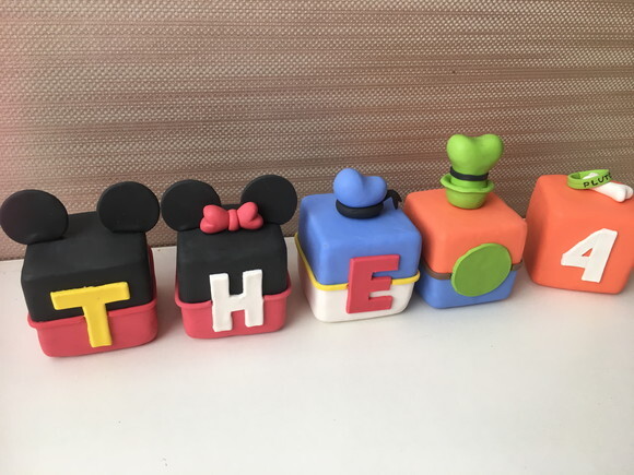 Cubo com letra Mickey e seus amigos biscuit