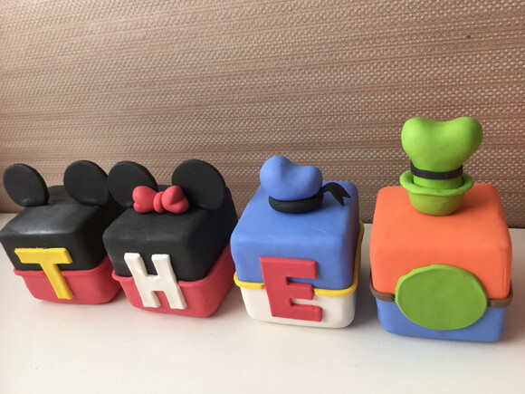 Cubo com letra Mickey e seus amigos biscuit