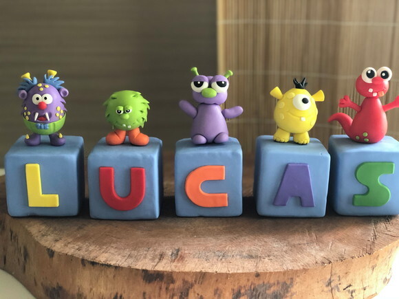 Cubo com letra Monstrinhos biscuit