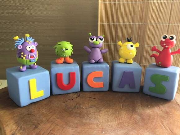 Cubo com letra Monstrinhos biscuit