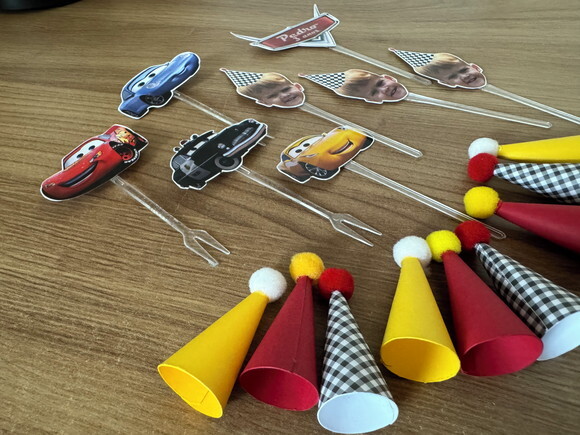 Pins mini chapeus Kit Brigadeiro (carros Disney) 50 Unidades
