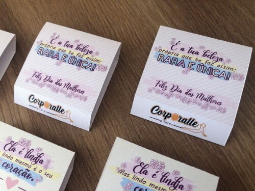Chiclé com Capa Dia Internacional das Mulheres