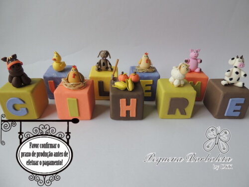 Cubo com letra Fazendinha biscuit