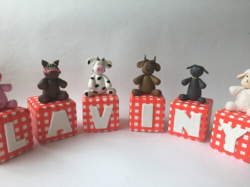 Cubo com letra Fazendinha xadrez biscuit