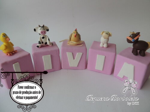 Cubo com letra Fazendinha rosa biscuit