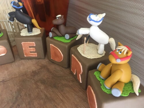 Cubo com letra Haras biscuit