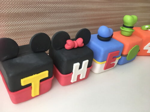 Cubo com letra Mickey e seus amigos biscuit