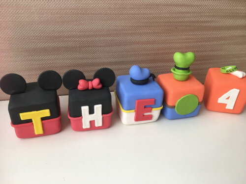 Cubo com letra Mickey e seus amigos biscuit