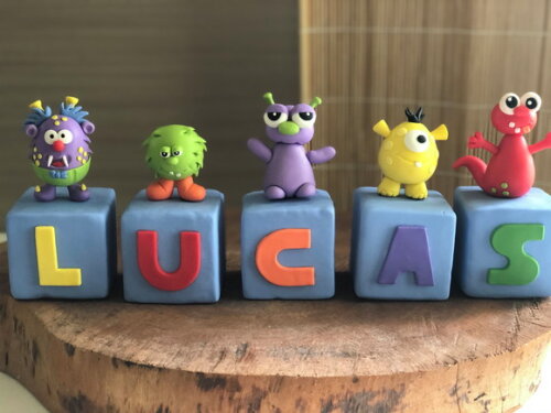 Cubo com letra Monstrinhos