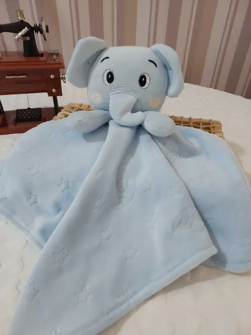 Naninha antialérgica para bebê com elefantinho em plush
