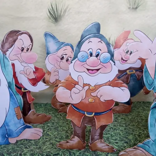 Display Totem Anão da Branca de Neve