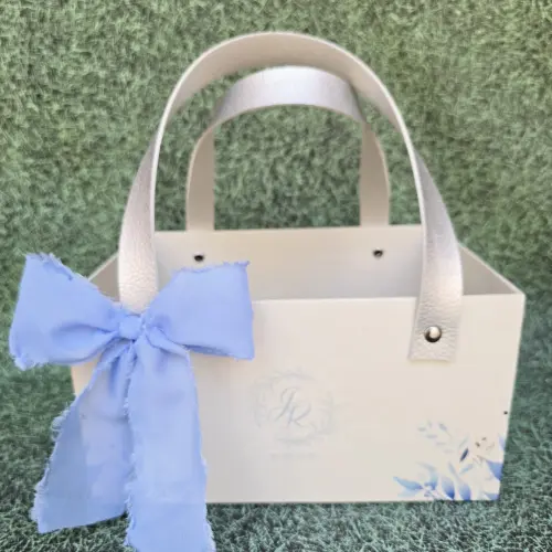 Cesta cartonada personalizada com laço de seda