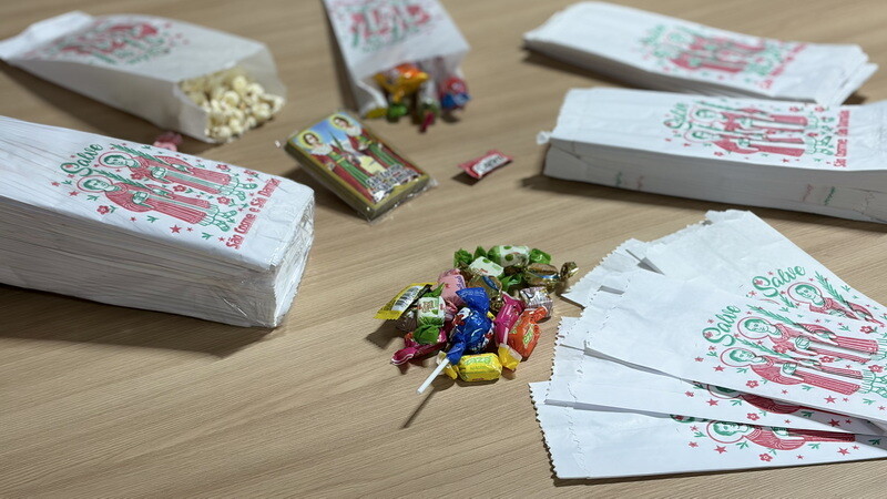 Saquinho de Papel Cosme e Damião Branco 50 un + 50 Santinhos de