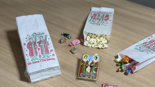 Saquinho de Papel Cosme e Damião Branco 300 un + 300 Santinhos d