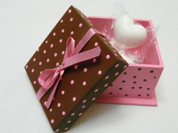 Caixa Rosa de Bolinhas com Sabonetes