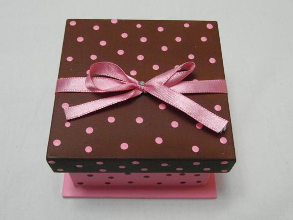 Caixa Rosa de Bolinhas com Sabonetes