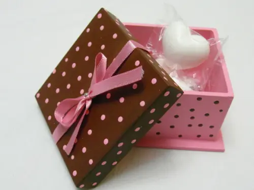 Caixa Rosa de Bolinhas com Sabonetes