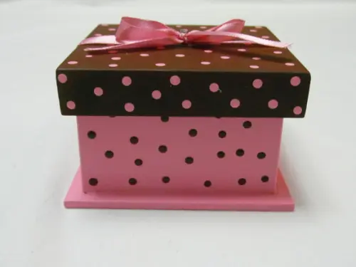 Caixa Rosa de Bolinhas com Sabonetes