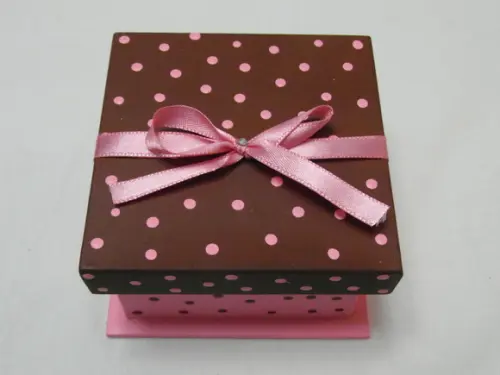Caixa Rosa de Bolinhas com Sabonetes