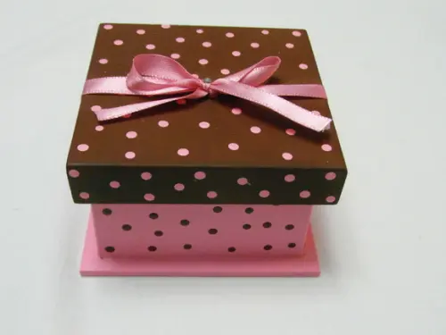 Caixa Rosa de Bolinhas com Sabonetes